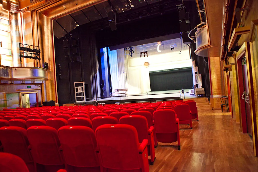 Widownia, scena i zaplecze Teatru Muzycznego Capitol - fotografia 19