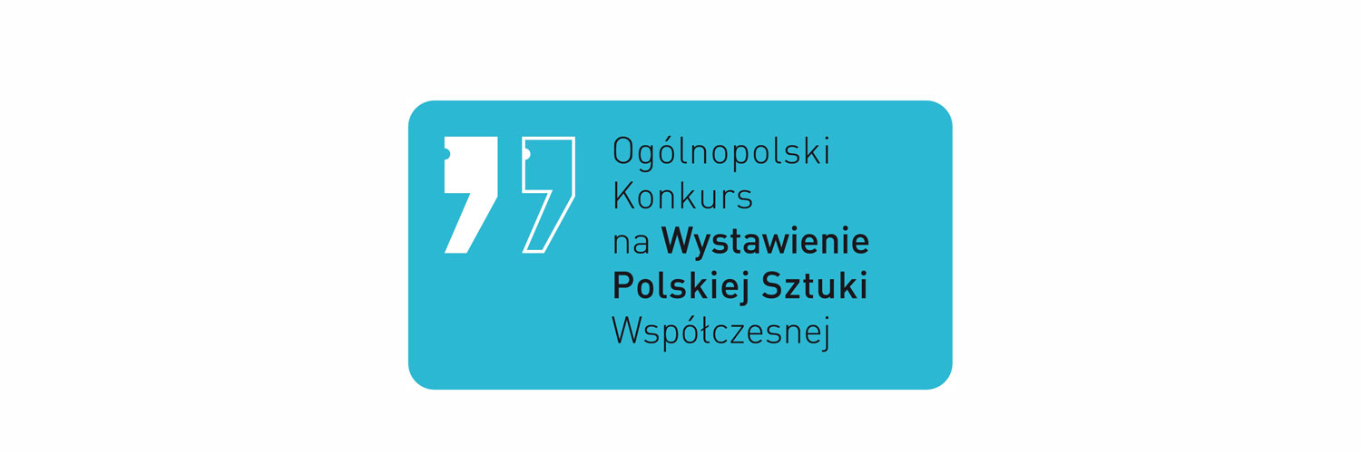 Logo konkursu na Wystawienie Polskiej Sztuki współczesnej. Biały cudzysłów i czarne litery na turkusowym tle