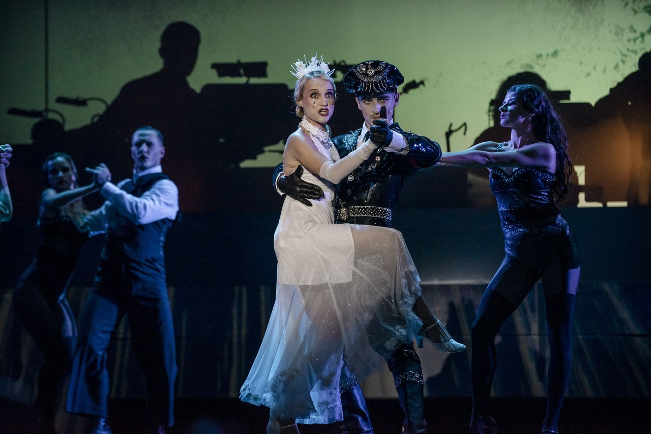 Mock. Czarna burleska