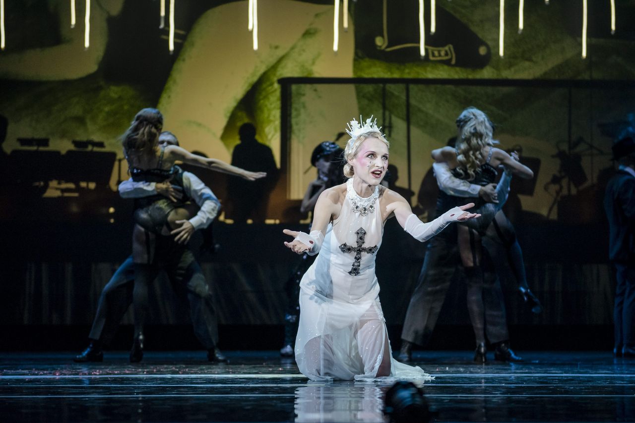 Mock. Czarna burleska
