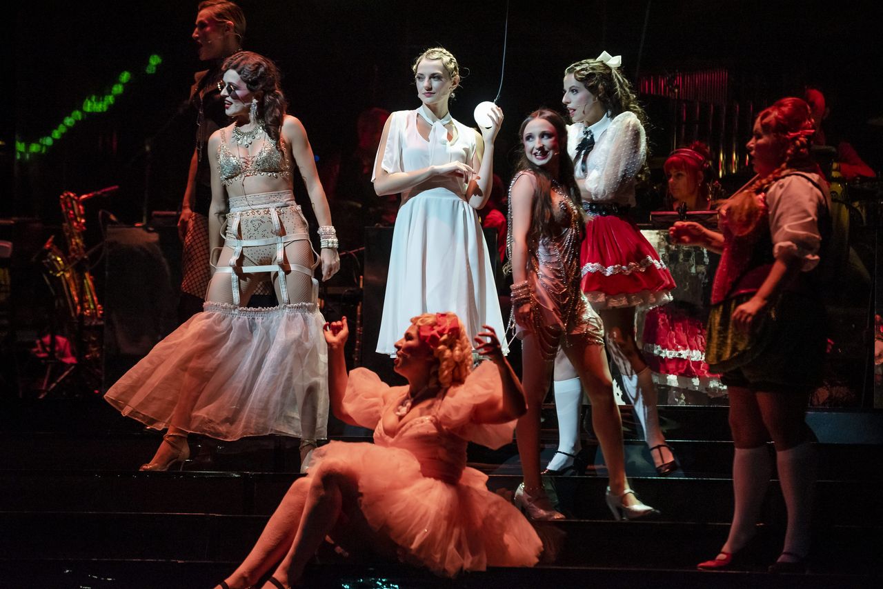 Mock. Czarna burleska