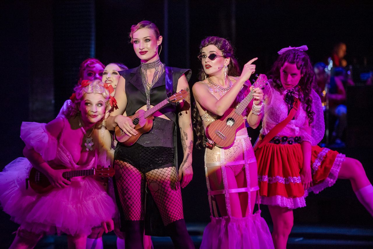 Mock. Czarna burleska