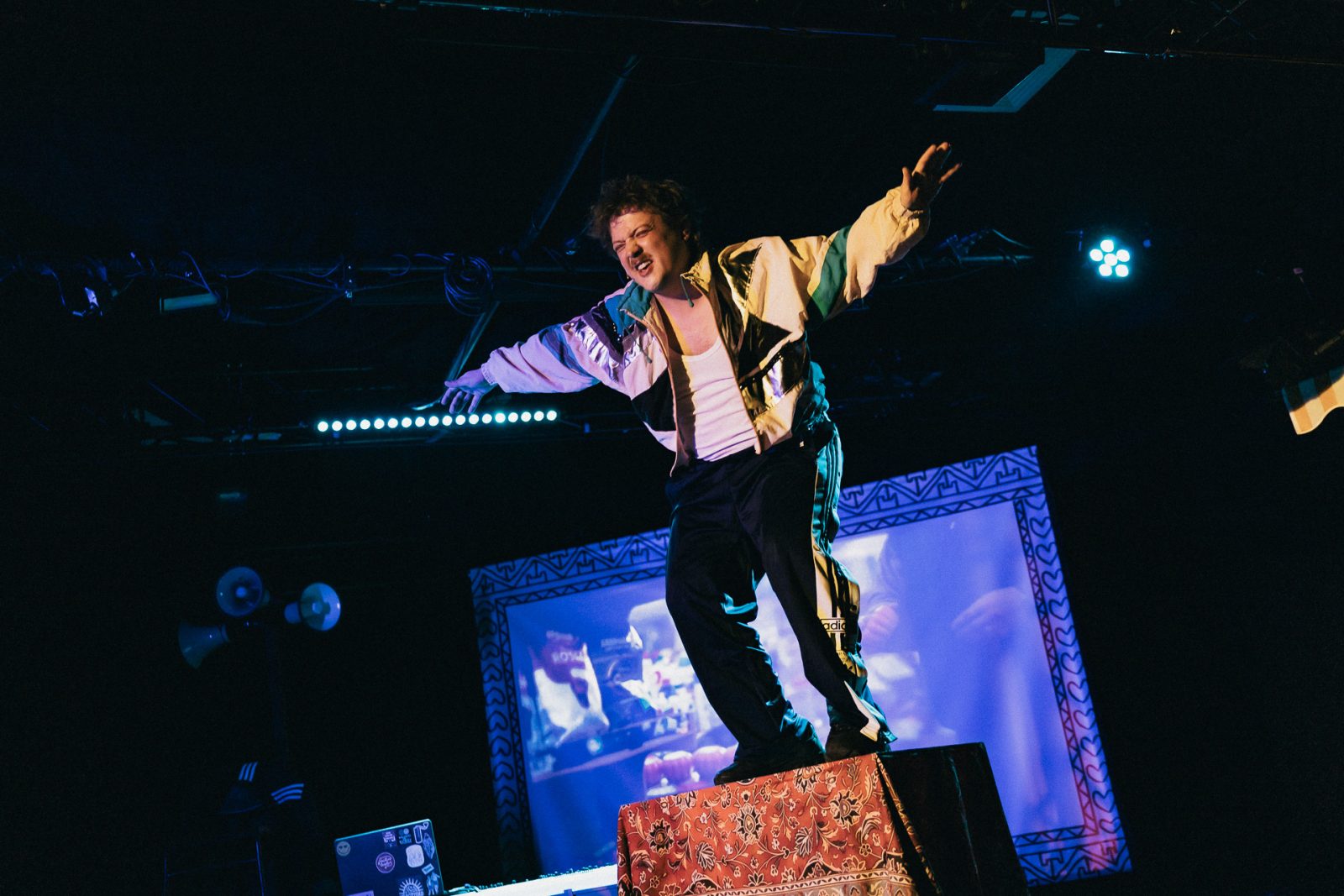 ON (BAZ)AIR