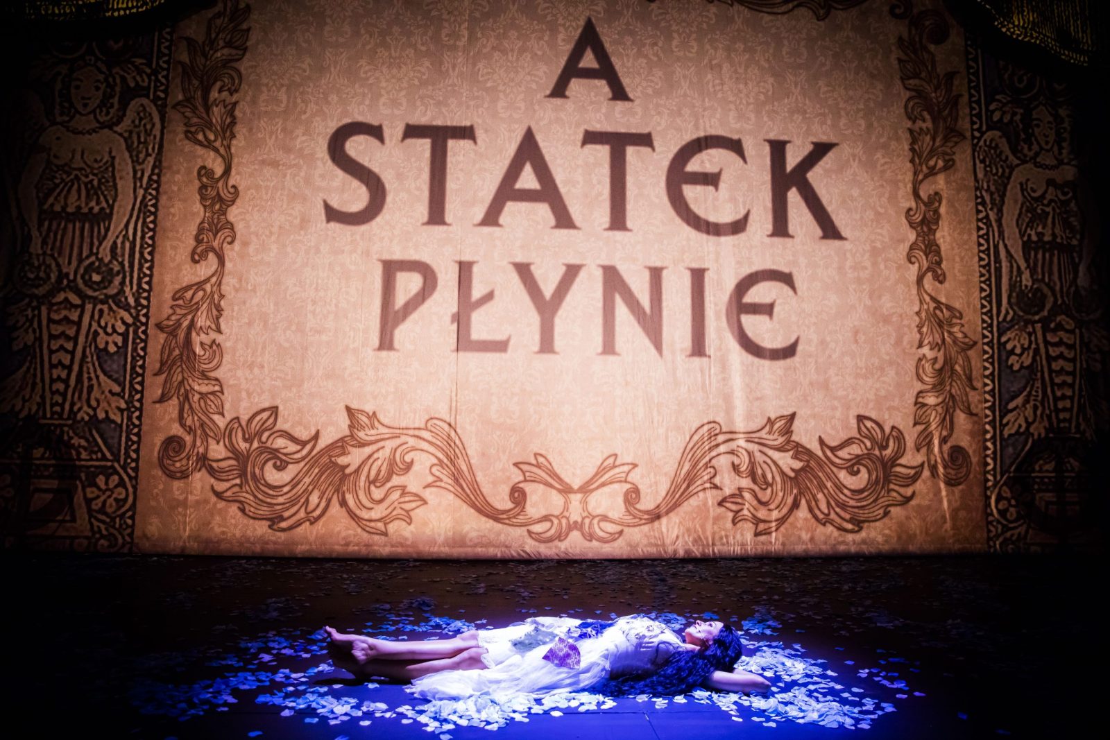 A statek płynie