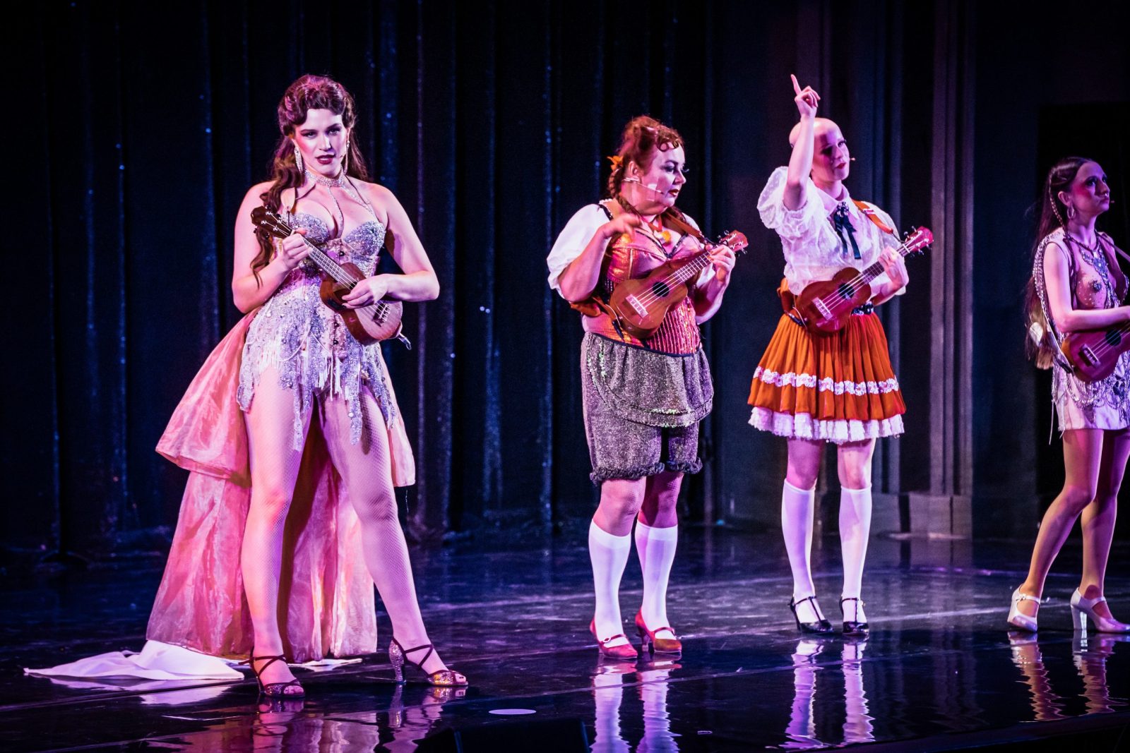 Mock. Czarna burleska